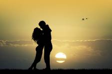 couple-kissing-in-the-sunset