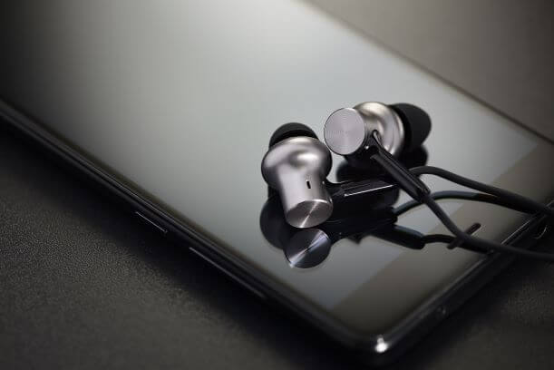earbuds-on-black-smartphone-EQ7GSVB earbuds-on-black-smartphone-EQ7GSVB